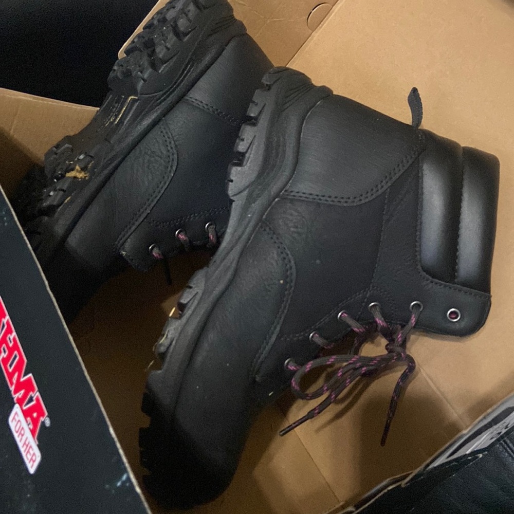 Brahma Boots, worn for seconds! They smell new, Steel toe work boots